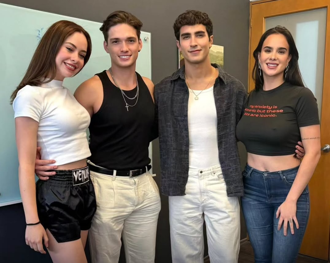 LatNove's tweet image. 🇲🇽 MÉXICO

Primera imagen del elenco juvenil de #CorazónDeOro

#AndreaRossell
#MarcoCordero
#AlejandroGoguet
@GalaMontes2

🗒️ Confesiones de Famosos (IG)