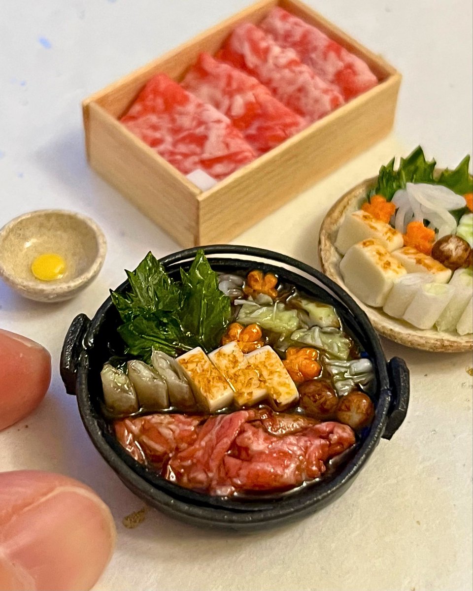 47QTYxAveg57230's tweet image. 前から制作していたすき焼きですが、霜降り肉の作り方を見直しましてだいぶ肉っぽくなりました！すき焼きの器は樹脂粘土コスモス製です。デザフェスで出品して売れてしまったため手元にはないですが、1月のクラマケに間に合えば販売しようと思います。

#ミニチュア