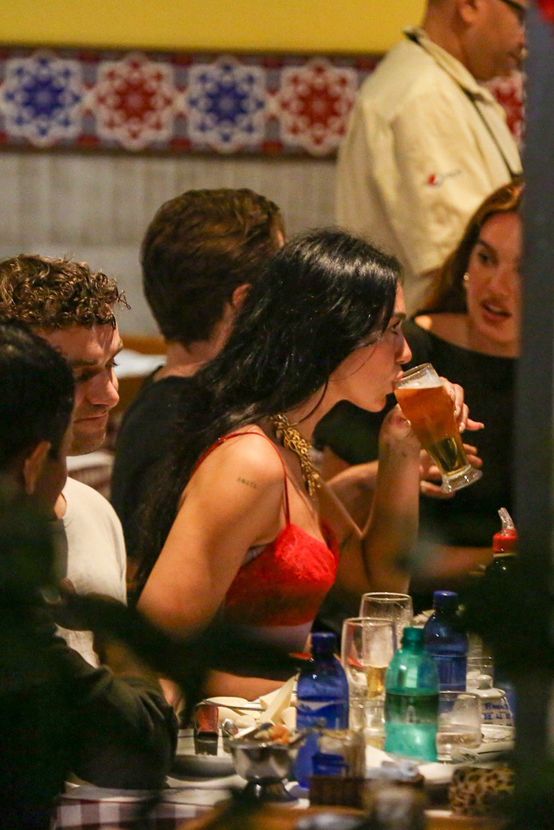 dualipabrasil's tweet photo. morrendo com a dua lipa tomando a cervejinha dela e encarando o paparazzi https://t.co/kMGk40wawQ