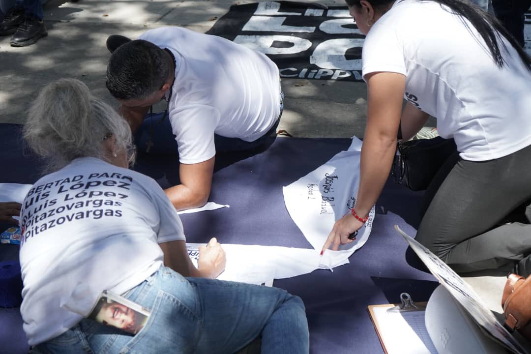 Hoy, frente a la sede del Ministerio Público, las hermanas de José Riera y los familiares de nuestros presos políticos alzaron su voz una vez más. 

Con la misma fuerza con la que han resistido estos 115 días de desaparición forzada, sin información, sin respuestas y sin la fe de
