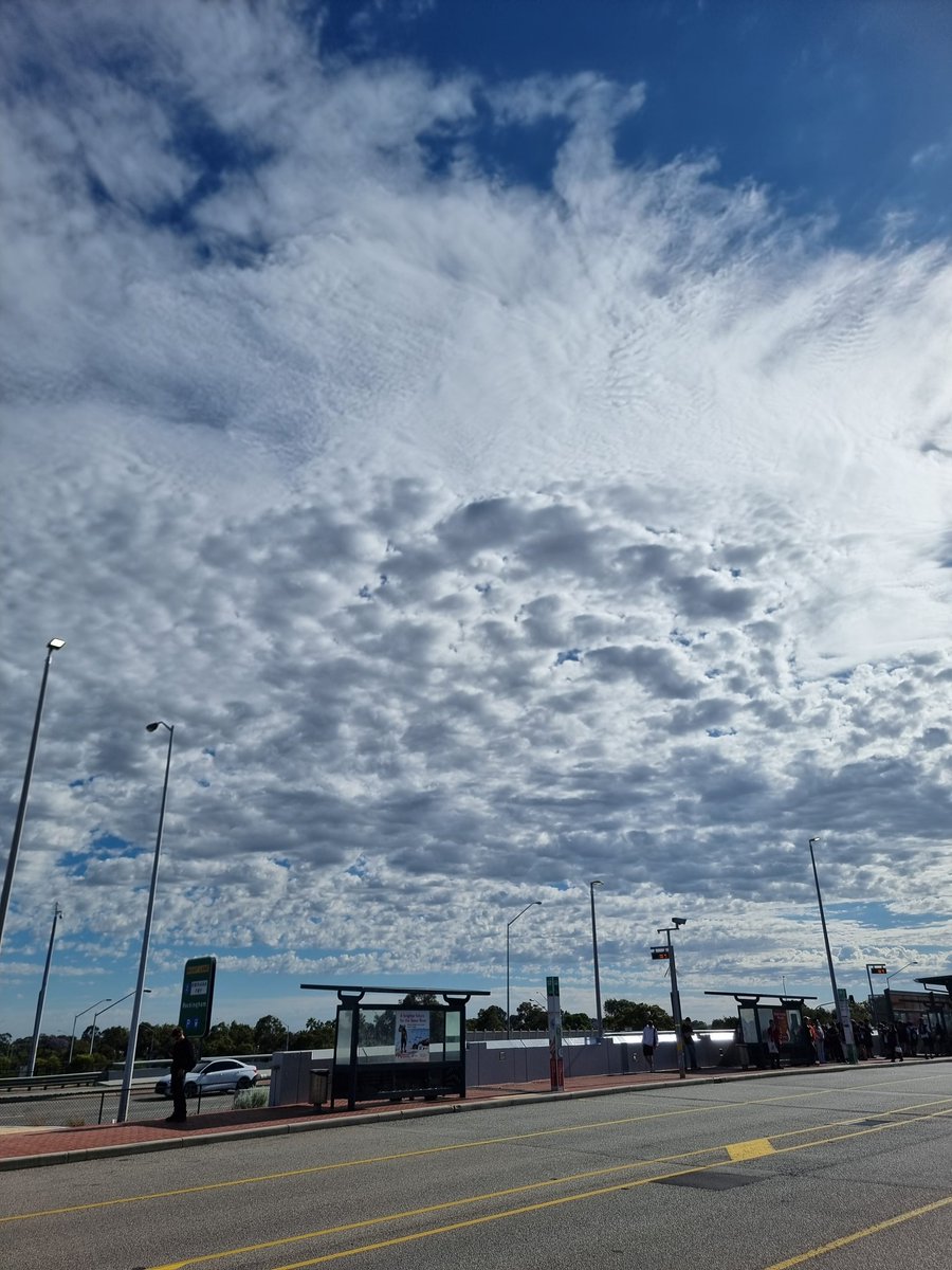 True_Rys's tweet image. Okay a little #howitstarted - this cloud band here has us under thunderstorms watch. I&apos;ll update if it builds