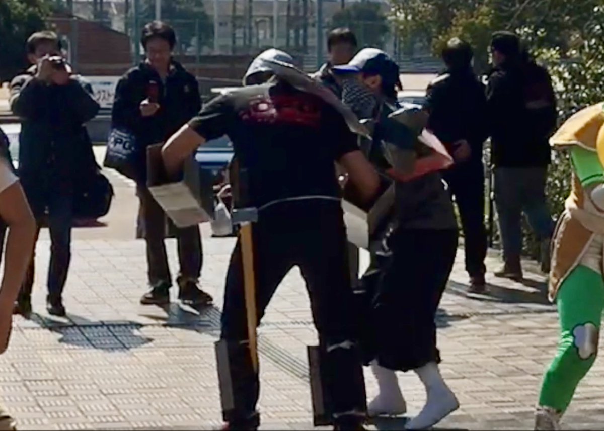 無事閉幕した『中年キング』にて展示されたクレイジーH選手自作の道具・衣装の数々の一品で着けたかったもののひとつ。
2019.2.24 OPG武道館大会 記念すべき初の第0試合でこれまた初参戦となったレオパルドン横山選手が身に付けたズゴックの爪。
何気にシャア専用カラーなのがニクい。