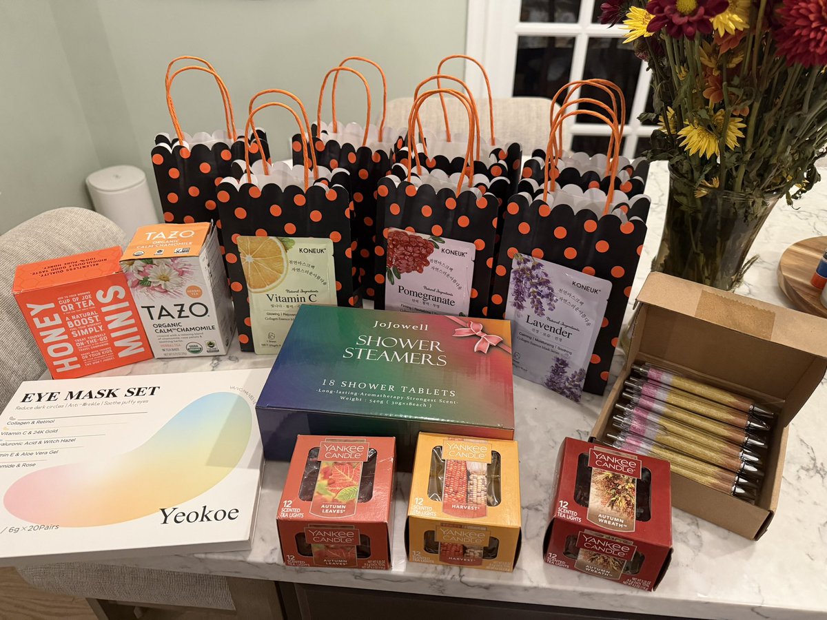 Charis Loomer tweet media