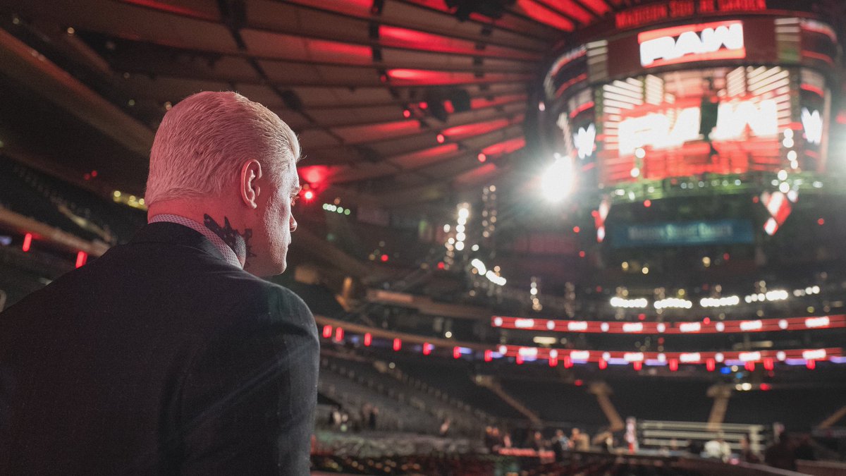 CodyRhodes's tweet image. A totally non-chaotic night at @TheGarden 🍎