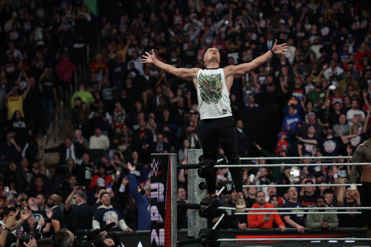 CodyRhodes's tweet image. A totally non-chaotic night at @TheGarden 🍎