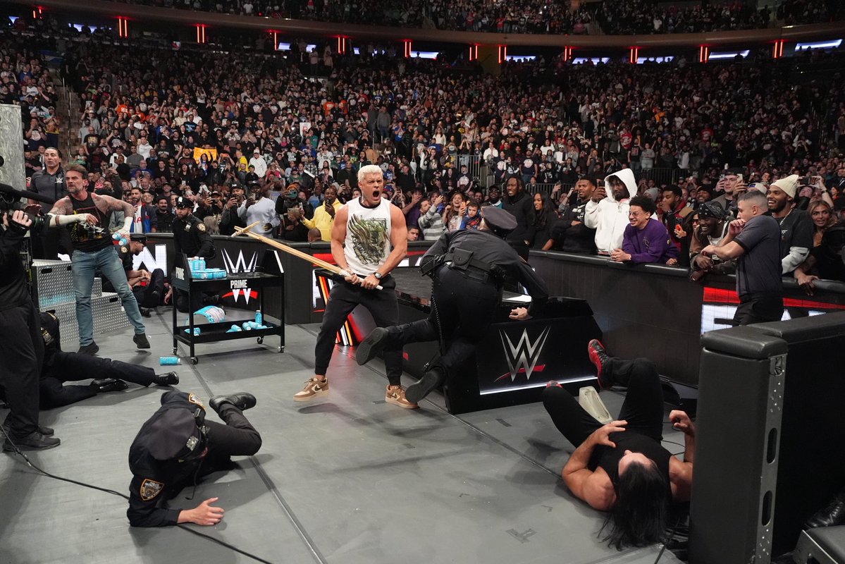 CodyRhodes's tweet image. A totally non-chaotic night at @TheGarden 🍎