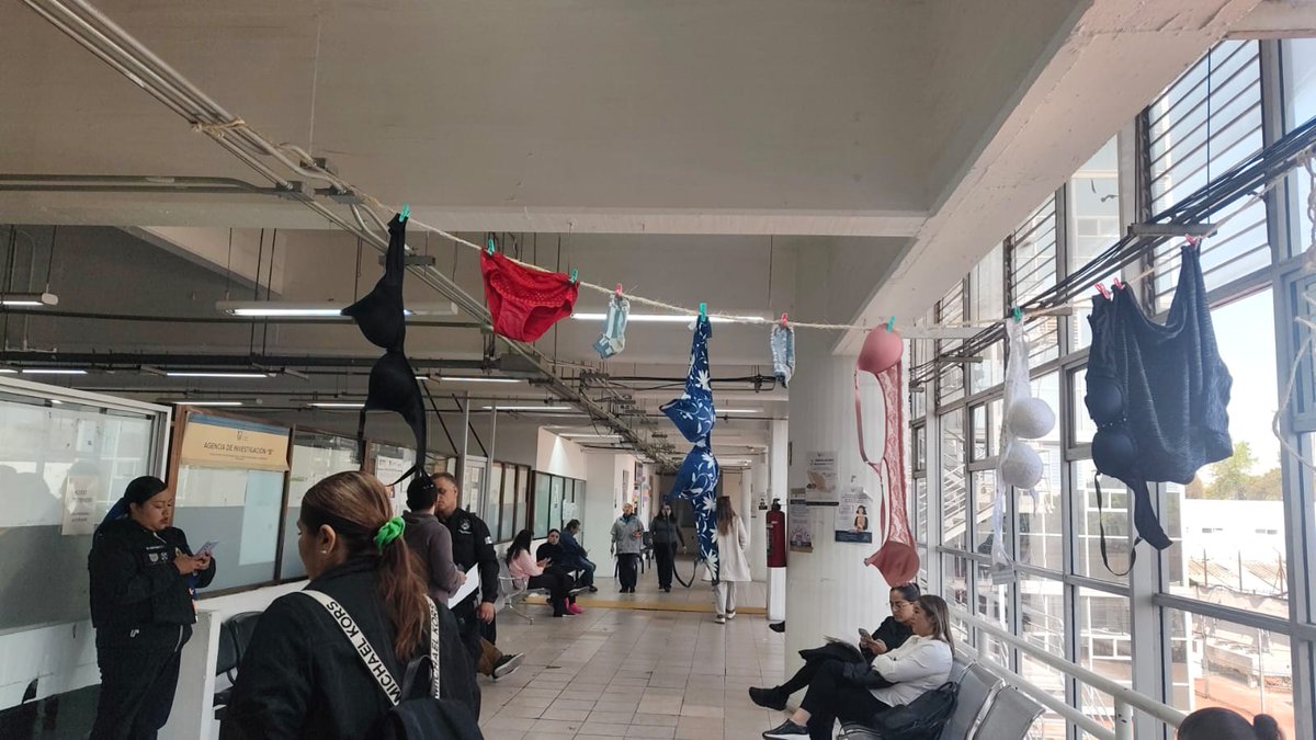 tinkerbell20028's tweet photo. @c4jimenez @FiscaliaCDMX @BerthaAlcalde Así la fiscalía de la CDMX a 9 días del planton que tienen madres exigiendo justicia, pero la sra. Bertha Alcalde brilla por su ausencia y pidió que no se hiciera público, a qué tienen miedo sra. a qué se haga visible su ineficiencia https://t.co/rS7fGVYOnW