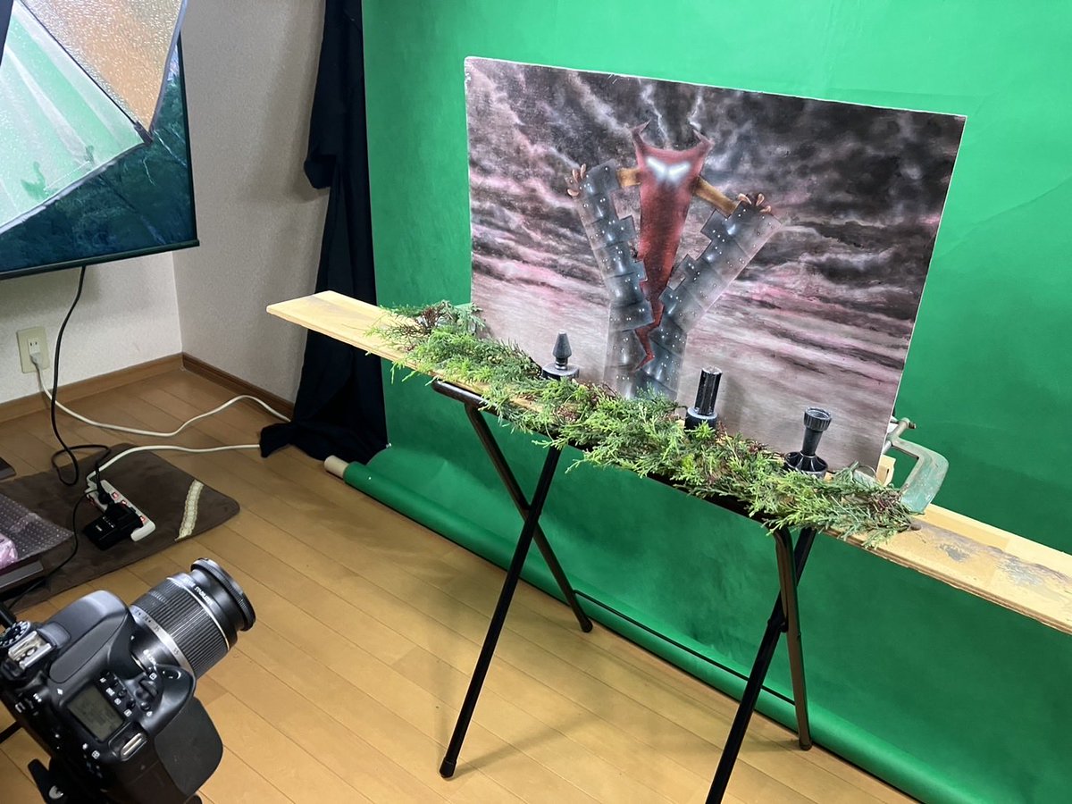 risaku's tweet image. キネマ旬報2025年12月号、連載「ピンク映画を追いかけろ!」では、『淫欲のコード／ 誘惑エンジェル危機一発』で「特撮監督」をされている土肥良成さんに、お話を伺いました。 写真はメイキングの模様。
　同作のR15版『誘惑エンジェル危機一発』は11月30日、テアトル新宿の「OP PICTURES＋」で上映。