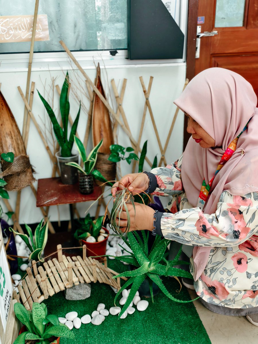 Library_USMKK's tweet image. 17/11/2028   | ISNIN. Satu Gotong Royong Perdana:   Perangi Aedes telah dilaksanakan di PHT. Semua staf PHT terlibat dalam gotong  royong ini agar PHT bebas daripada Aedes. Kita usaha.   #perpustakaanhamdantahir #usmlibraries
