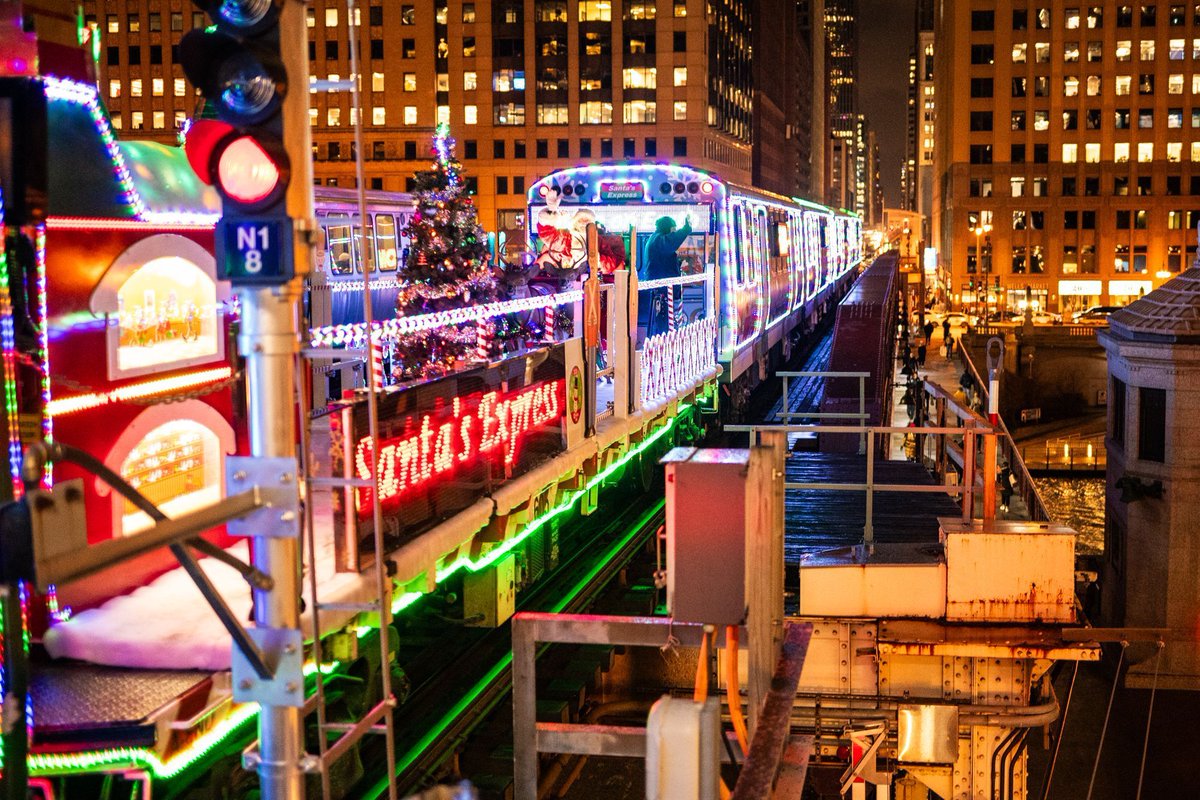 BlockClubCHI's tweet image. The CTA holiday train and bus return next week. blockclubchi.co/43ziHkM