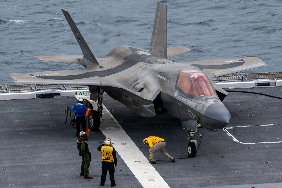 USPacificFleet's tweet image. 🇺🇸🤝🇯🇵 #FriendsPartnersAllies

@USNavy Sailors from #USSTripoli &amp;amp; @USMC F-35B Lightning II aircraft with VMFA-242 conduct flight ops aboard @JMSDF_PAO JS Kaga during exercise ANNUALEX, Oct.19. 

📍: Pacific Ocean
📸: Cpl. Alejandra Vega (USMC)