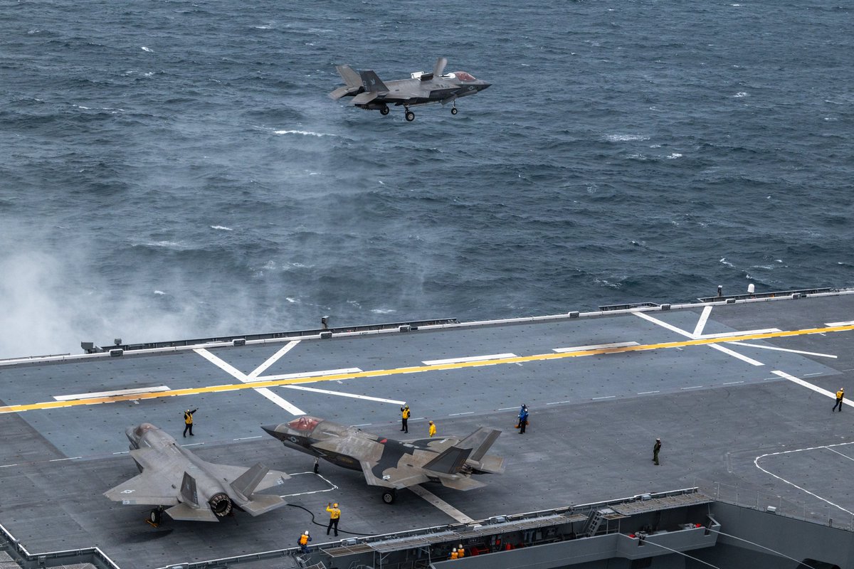 USPacificFleet's tweet image. 🇺🇸🤝🇯🇵 #FriendsPartnersAllies

@USNavy Sailors from #USSTripoli &amp;amp; @USMC F-35B Lightning II aircraft with VMFA-242 conduct flight ops aboard @JMSDF_PAO JS Kaga during exercise ANNUALEX, Oct.19. 

📍: Pacific Ocean
📸: Cpl. Alejandra Vega (USMC)