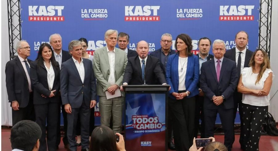 Los economistas de Kast son, sencillamente, un museo del horror técnico y ético:

Al micrófono está Jorge “Colusiones” Quiroz. Detrás, a su derecha, la marioneta de las AFP, Bernardo Fontaine. A su lado, José Ramón Valente, el ministro de Piñera que se dedicó a incentivar