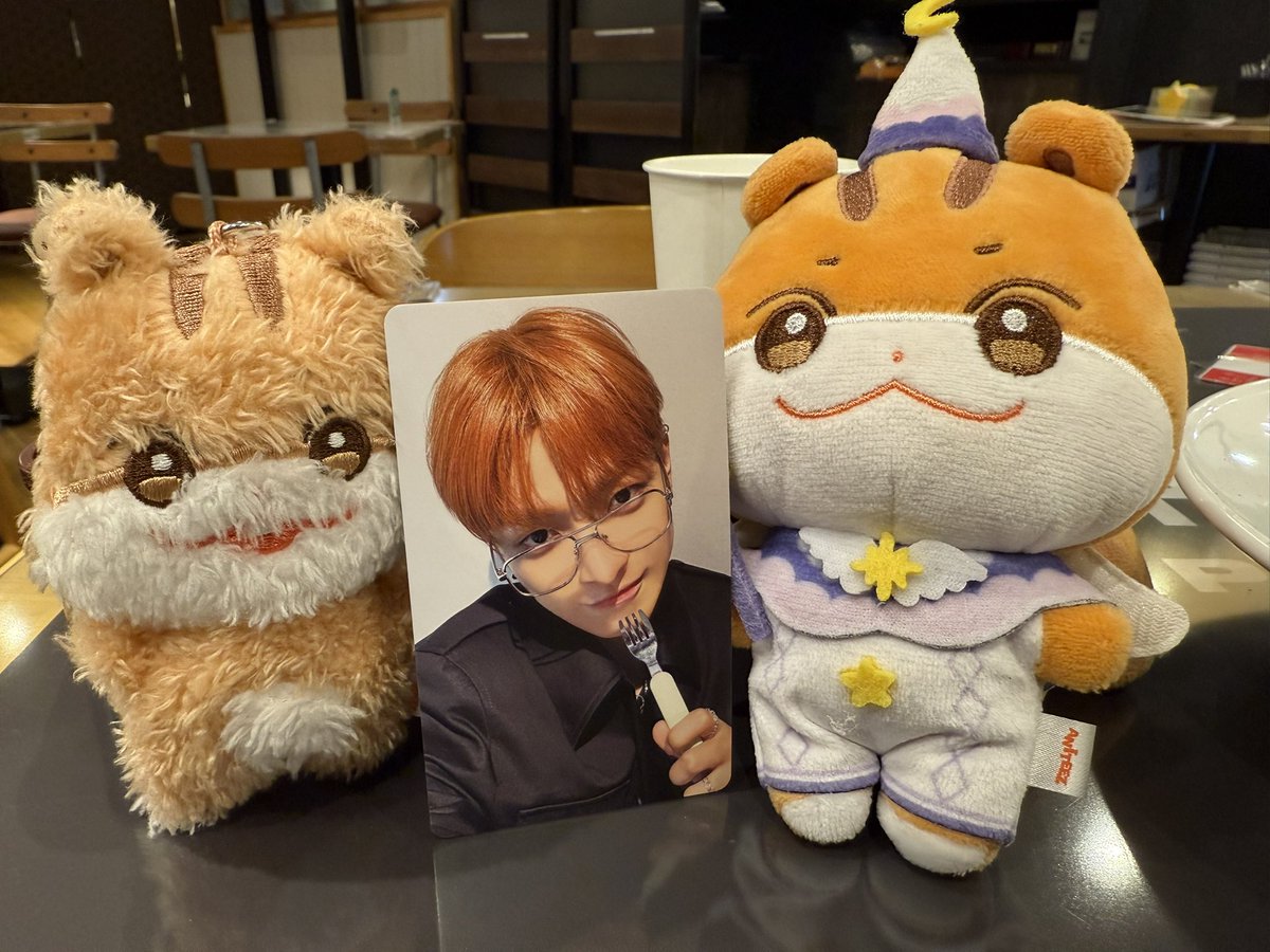 8g47226's tweet photo. 優しいATINYさんがトレカを안경 홍중さんに交換してくれた😭✨✨ https://t.co/B3p7AI7qbU