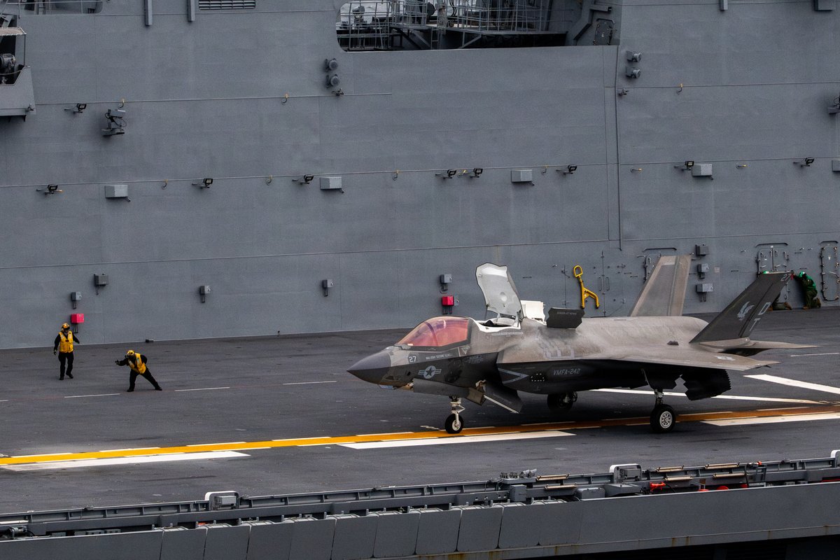 USPacificFleet's tweet image. 🇺🇸🤝🇯🇵 #FriendsPartnersAllies

@USNavy Sailors from #USSTripoli &amp;amp; @USMC F-35B Lightning II aircraft with VMFA-242 conduct flight ops aboard @JMSDF_PAO JS Kaga during exercise ANNUALEX, Oct.19. 

📍: Pacific Ocean
📸: Cpl. Alejandra Vega (USMC)