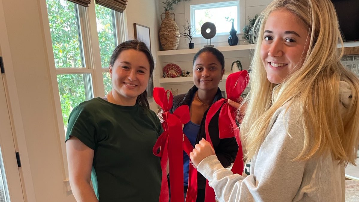 RICSAthletics's tweet image. ✨Have you ordered your Holiday Wreath from our Riverwood Softball Team? ✨These Raider elves are hard at work, prepping the bows for their 26&quot; wreaths arriving fresh from North Carolina next week! 🚚

➡️Wreaths are $40, and you can purchase online here: square.link/u/qP5IGCHX