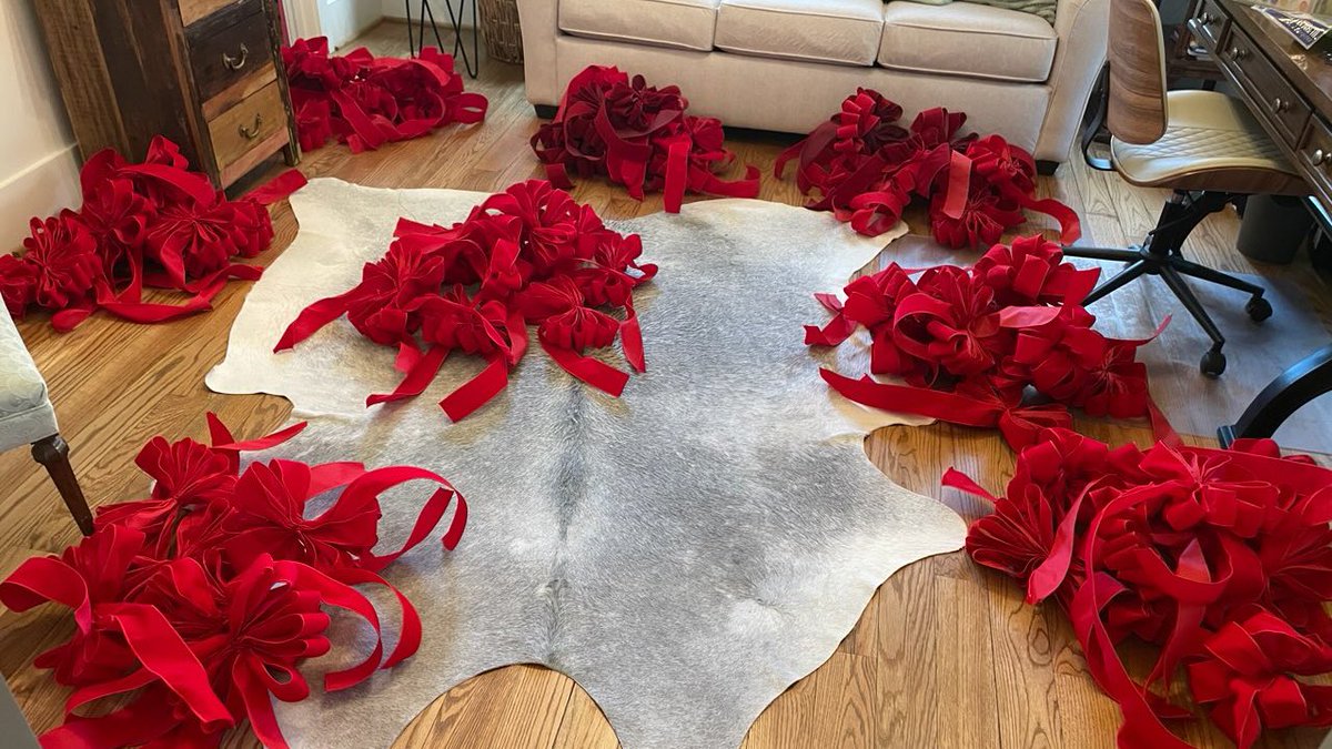 RICSAthletics's tweet image. ✨Have you ordered your Holiday Wreath from our Riverwood Softball Team? ✨These Raider elves are hard at work, prepping the bows for their 26&quot; wreaths arriving fresh from North Carolina next week! 🚚

➡️Wreaths are $40, and you can purchase online here: square.link/u/qP5IGCHX