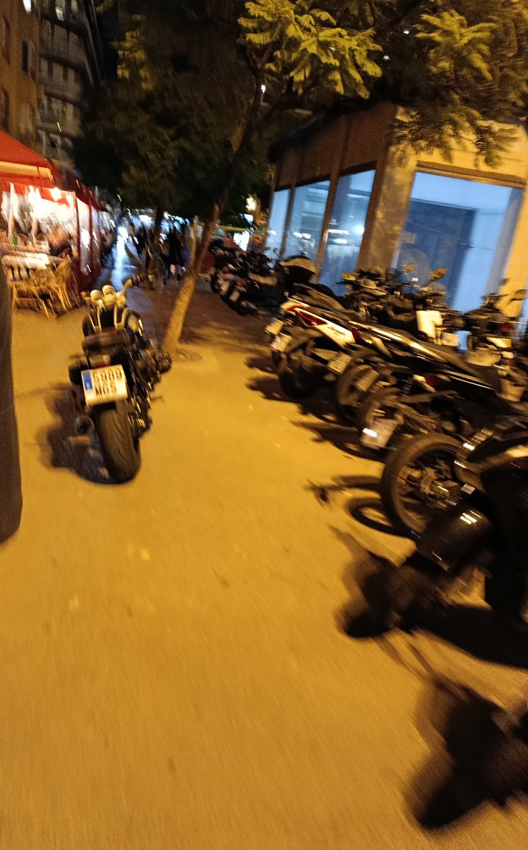 turminder_xuss's tweet image. Veieu el pas de vianants entre les motos???
La &apos; #incivisme és cosa de moteros