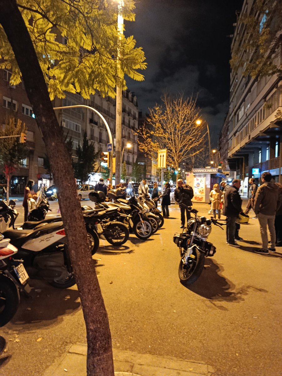 turminder_xuss's tweet image. Veieu el pas de vianants entre les motos???
La &apos; #incivisme és cosa de moteros