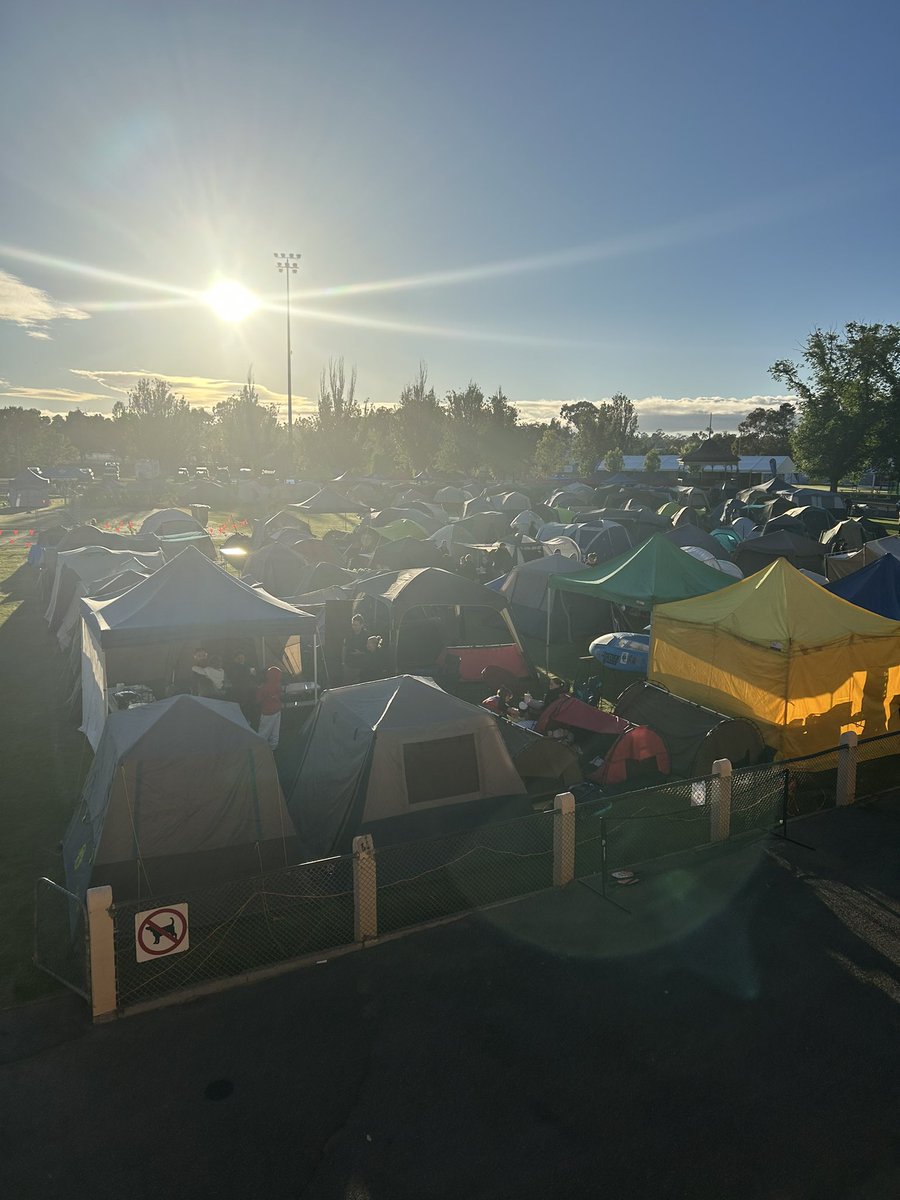 今年も来た。4回目。んで、今年で最後。

昨夜は夜11時過ぎても、大人グループが騒ぎ、話し声が響いて、なかなか寝れなかった。仕方なくイヤホンでpodcast 聴いてやり過ごして寝た。

今朝は6時半過ぎから、子たちがクリケット🏏。まだ寝てる人いるから、やめとこうという大人はいない

あと2泊🥱🥱