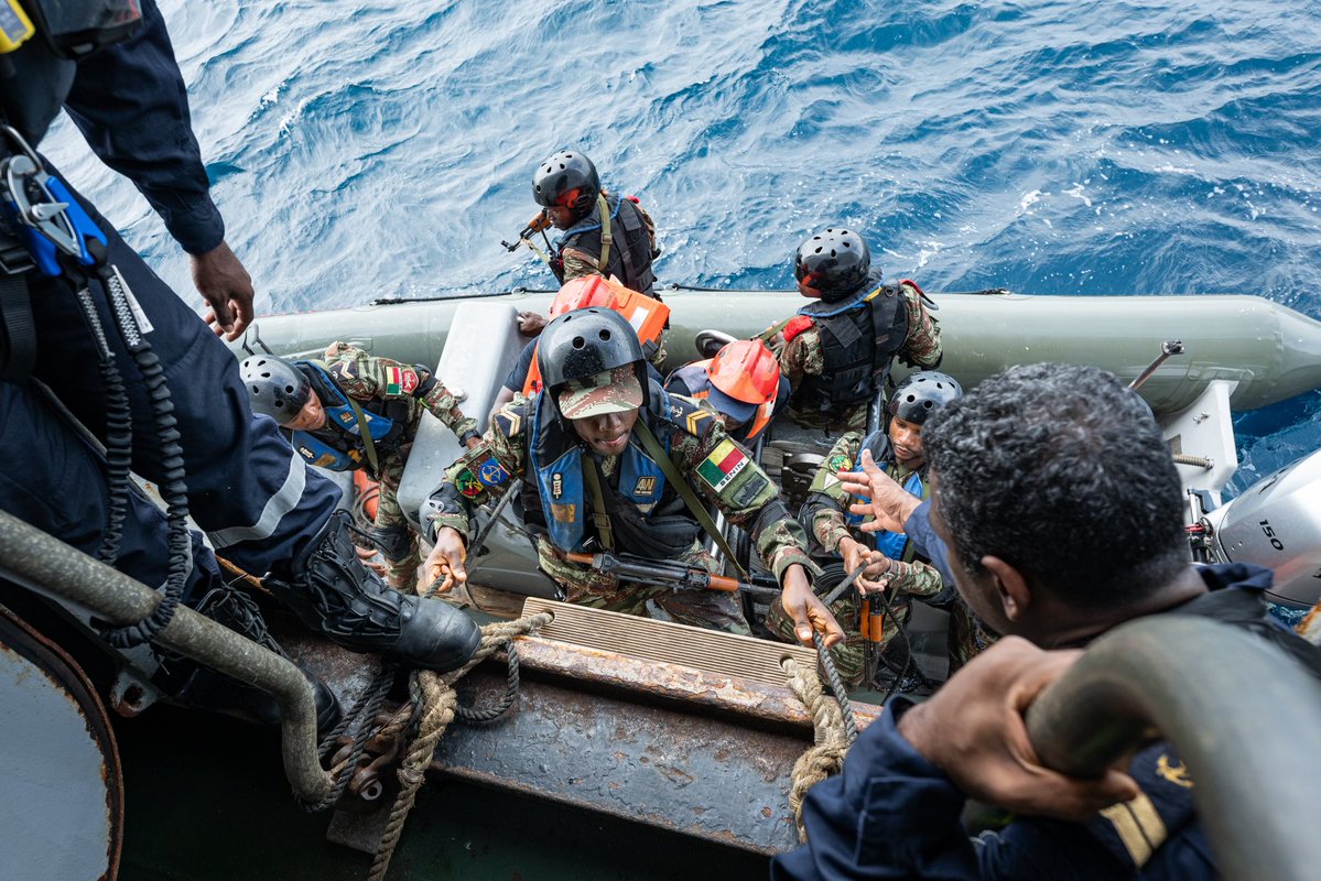 FrenchForces's tweet image. 📍Gulf of Guinea | End of the GRAND AFRICAN NEMO 25 exercise

🌍 Large-scale exercise organized by the Atlantic Command 🇫🇷 and the Yaoundé Architecture countries in a vast maritime area from Senegal to Angola, including a river component for the first time
🎯Objective: to develop…