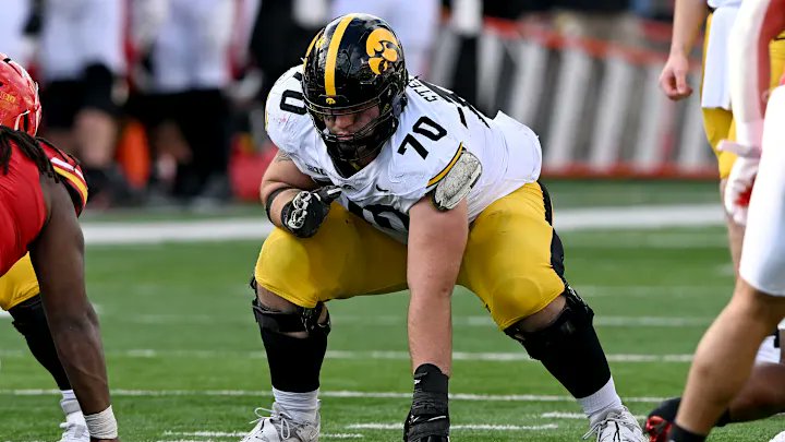 patternist_'s tweet image. Assuming last weekend's injury wasn't significant, I'd like to see the @49ers target @HawkeyeFootball OG Beau Stephens in the 2026 #NFLDraft 

He's played plenty of zone and lined up well against @oregonfootball in week 11.

#NFLDraft #DraftTwitter #NFLStats