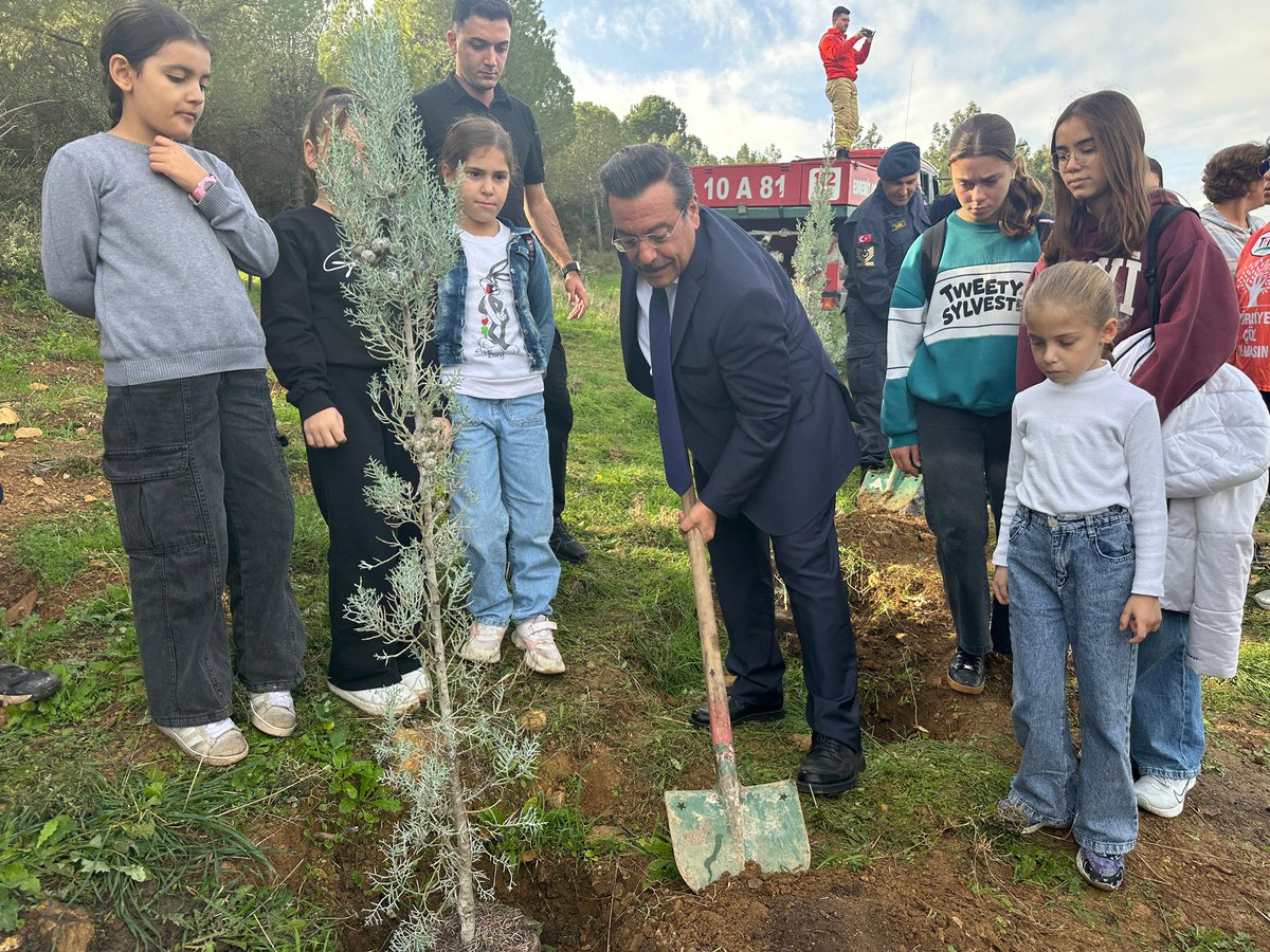 🌳 “Şahidimiz Toprak, İmzamız Fidan, Sevdamız Yeşil Vatan.”

Milli Ağaçlandırma Günü Vesilesiyle Taylıeli Mahallemizdeki Ağaçlandırma Alanında Fidanları Toprakla Buluşturduk.

Diktiğimiz Her Fidan, Yeşil Bir Gelecek İçin Umut, Doğaya Nefes Olacak.

#Burhaniye