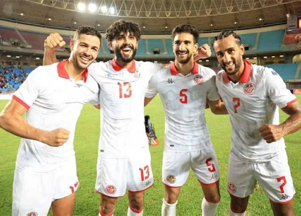 وانا بتفرج دلوقتي علي مباراة تونس والبرازيل وبالمناسبة تونس متقدمة 1-0 حابب اتف علي منظومة الكرة واتحاد الكرة المصري الفاشل علي العشوائية والقرف اللي بنشوفه منهم. انا شايف تونس بتلعب كورة بجد بغض النظر الماتش هيخلص كام. لكن شوفت منتخبنا ب أداء في منتهي السوء والقرف