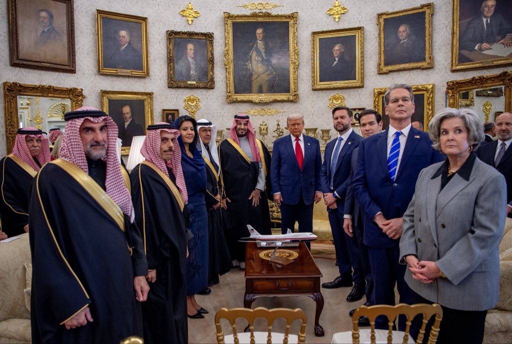 alsaud1ksa's tweet photo. صورة تذكارية تجمع سمو سيدي #ولي_العهد الأمير #محمد_بن_سلمان وفخامة الرئيس دونالد #ترامب والوفدين السعودي والأميركي 🇸🇦🇺🇸

#محمد_بن_سلمان_في_واشنطن #MBSINUSA https://t.co/mj3dFNnab4