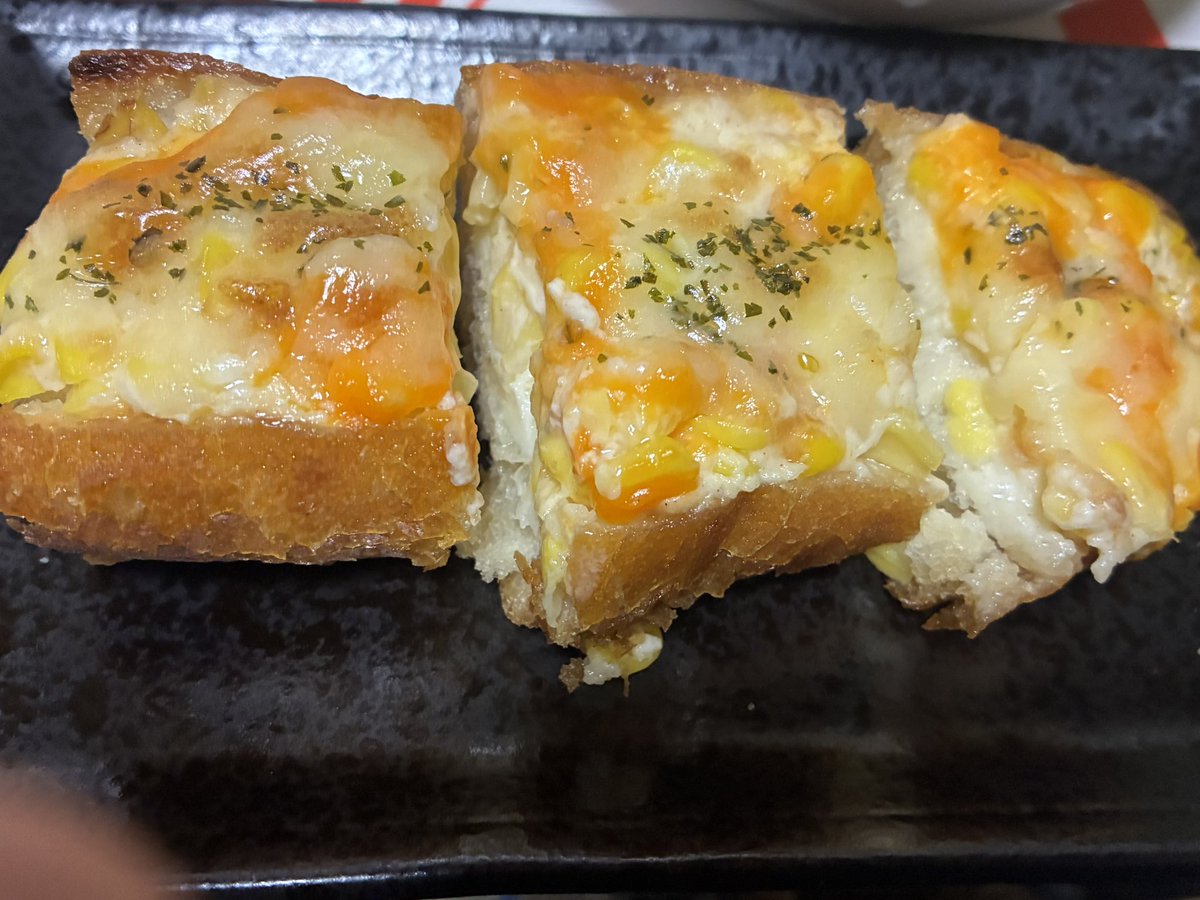 takaoka88's tweet image. 本日の夜勤明けの男飯

おっきいしゅうまい
トマト🍅とレタス🥬サラダ
胡麻豆腐　サクマいちごみるく味
↑（安くなってたので）
豆腐と言うよりババロア？

ブレッドプラス➕さんで買った
チーズたっぷりのパン（冷凍冬眠してたパン）
#ブレッドプラス➕