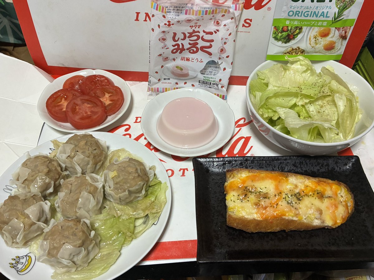takaoka88's tweet image. 本日の夜勤明けの男飯

おっきいしゅうまい
トマト🍅とレタス🥬サラダ
胡麻豆腐　サクマいちごみるく味
↑（安くなってたので）
豆腐と言うよりババロア？

ブレッドプラス➕さんで買った
チーズたっぷりのパン（冷凍冬眠してたパン）
#ブレッドプラス➕