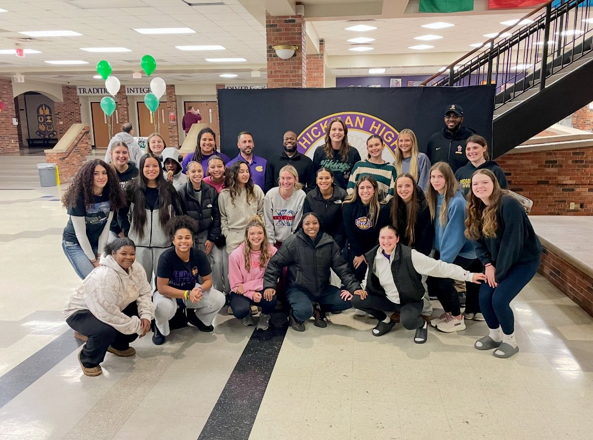 Congrats to <a href="/AddiePearl42/">Addison Carr</a> on signing with Cleveland St. last night. Whole team came to support her #HWPO