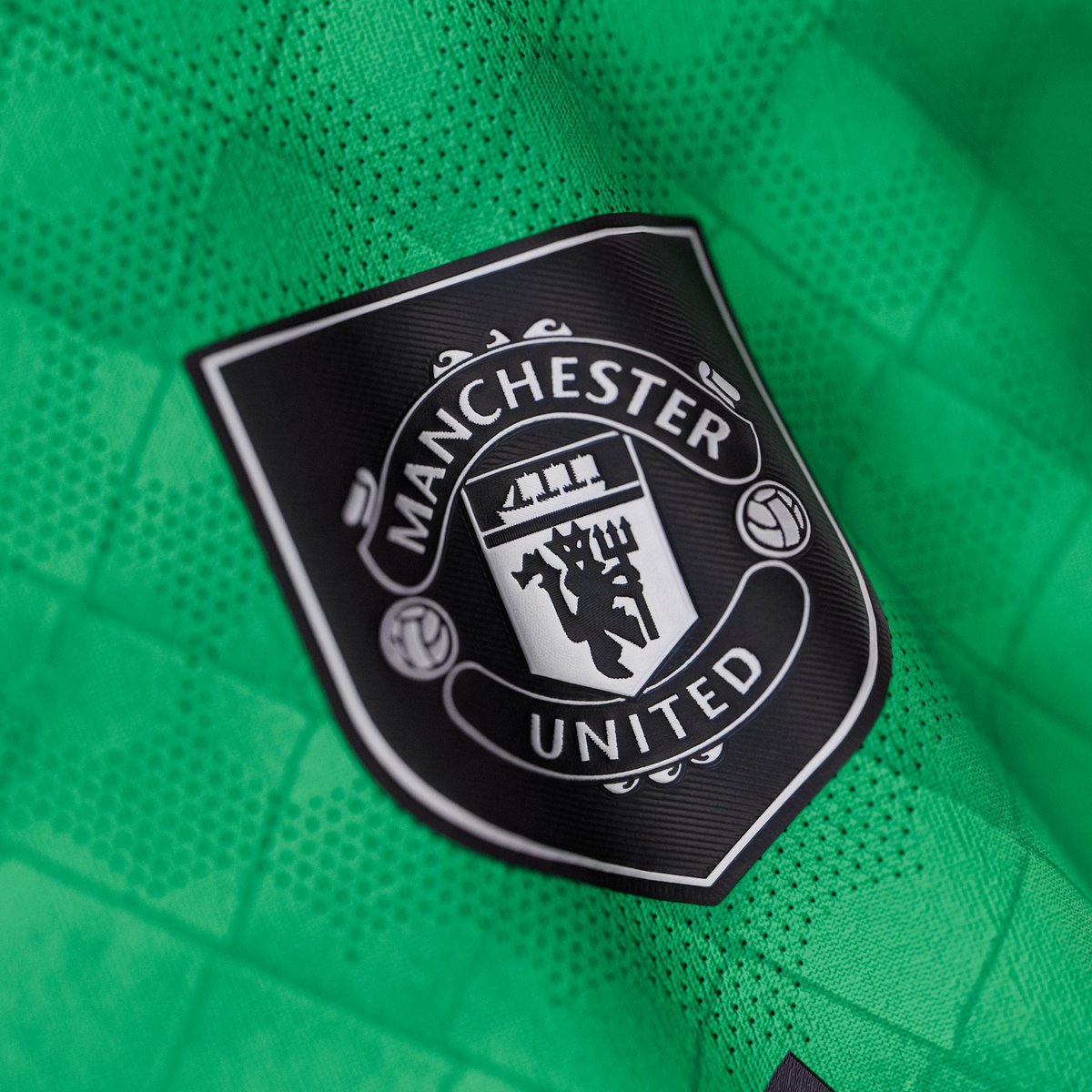 Manchester United × adidas × Bottega Veneta.
Quiet luxury. Sharp details. 🍾✨️