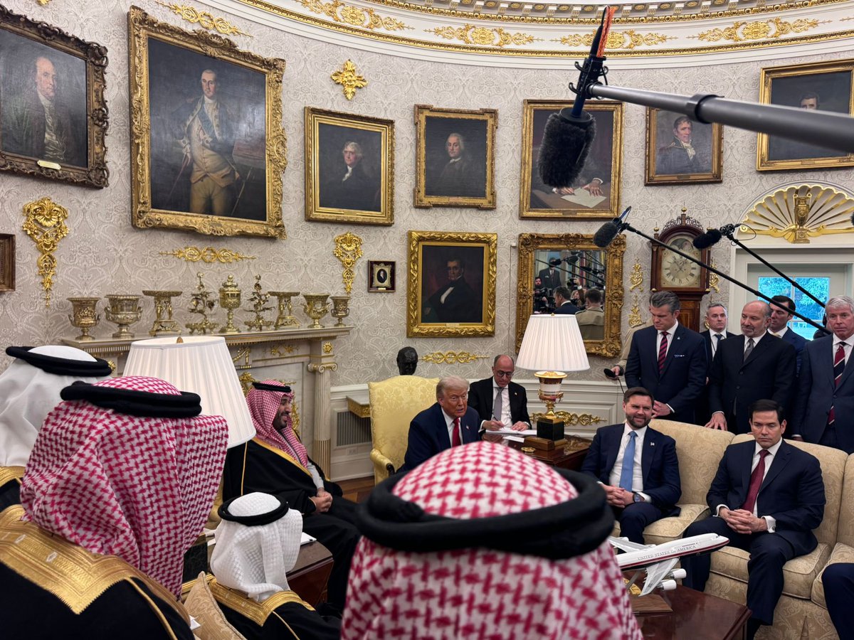 اللي صار اليوم صادم ونقلة اقتصادية نوعية للسعودية بس اغلب الناس مو فاهمين وبشرح لكم لانه مجالي

تذكرون ثريدي هذا يوم قلت سلاسل امداد الرقائق انبنت بشكل معقد يصعب كسر احتكاره؟

السعودية اليوم كسرت الاحتكار ودخلت رسميًا لسلسلة امداد الهاردوير Hardware والصين حتمًا بتزعل لانها كانت