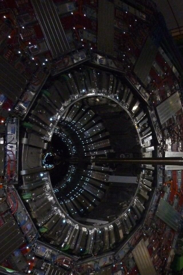 forallcurious's tweet photo. 🚨: In CERN, physicists have observed a rare imbalance in matter and antimatter behavior, offering a possible clue to one of science’s greatest mysteries: why the universe exists.

This phenomenon, called violation of charge-parity symmetry (CP), was detected in baryons, particles such as protons and neutrons that make up the majority of matter.

By analyzing 80,000 disintegrations of a particle known as lambda-beauty baryon, researchers discovered that its antimatter counterpart disintegrates slightly differently (about 2.5%), a statistically significant deviation with only one among ten million probability that it was a coincidence.

And this is important! At the time of the Big Bang, matter and antimatter should have been created in equal quantities and annihilated each other completely, leaving behind a lifeless universe. 

But that didn't happen. A minimal imbalance favored matter, and that microscopic difference allowed the emergence of stars, planets and life. So far, the violation of CP had only been detected in mesones, which are not ordinary matter. 

This is the first time such asymmetry has been found in baryons—the particles that make up our physical reality—, bringing scientists closer to understanding how everything we know managed to survive.
