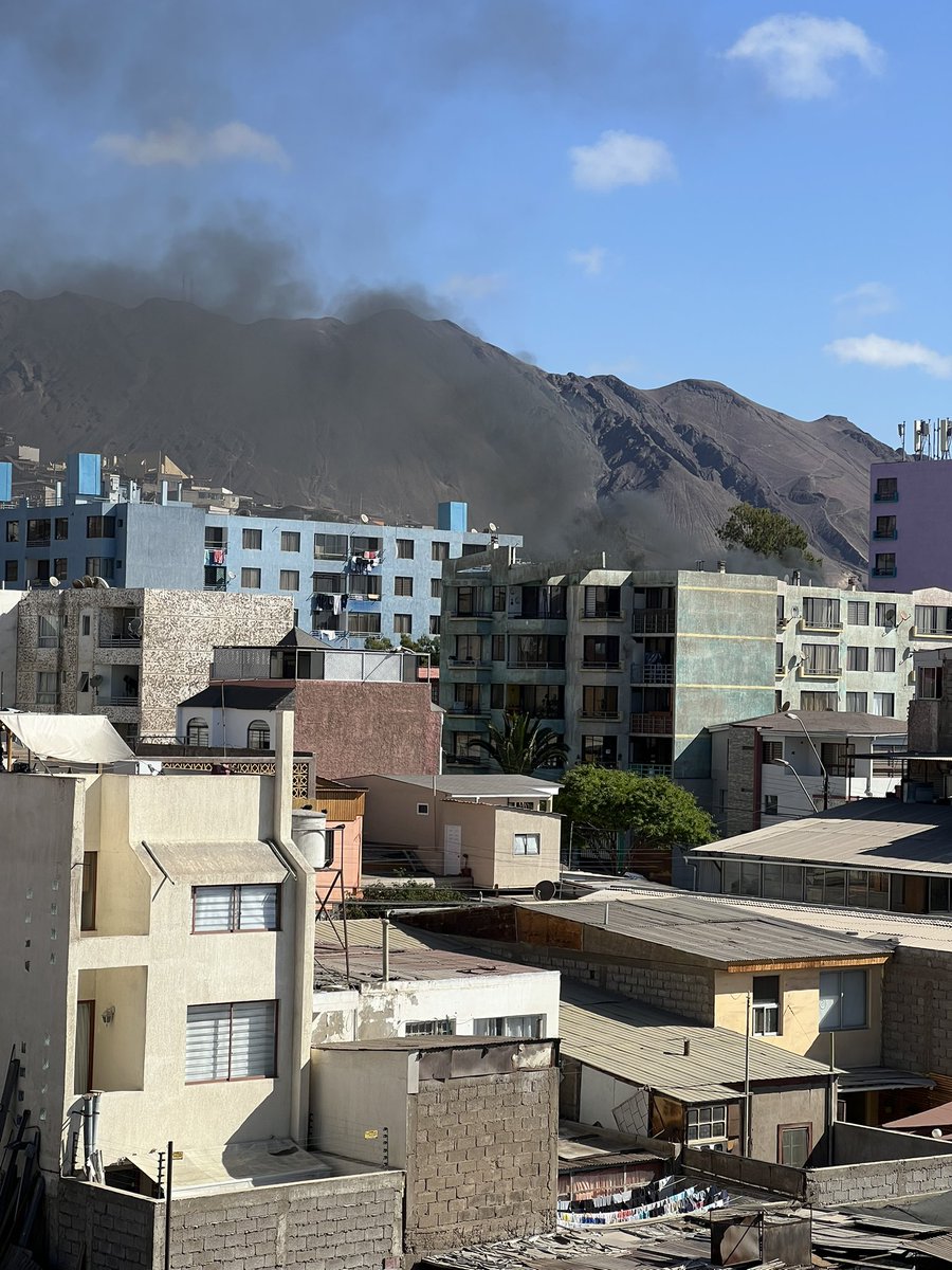mispokemoncitos's tweet photo. Incendio en #antofagasta sector centro alto @OMEGA_Antof  Linares con maipu aprox https://t.co/PtbuTMVjn5