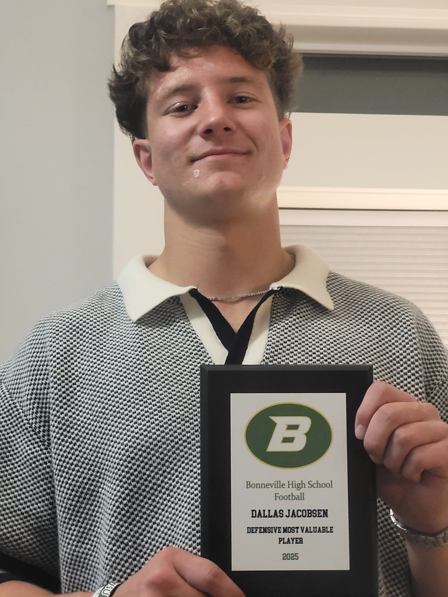 DallasJ32_'s tweet photo. We had our year-end football banquet last night. I was voted team defensive MVP. It's an accomplishment I take with great pride. I truly enjoy all my teammates and coaches who helped make this possible. Thanks @wsstephenson1 for believing in me and pushing me to get better. https://t.co/8OCXofvYta