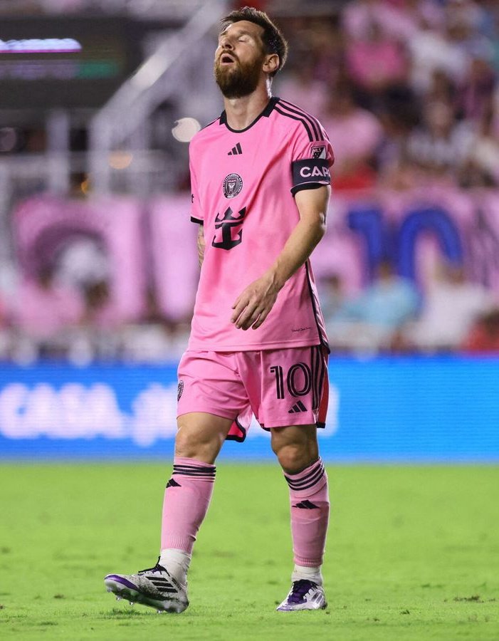 Messi lleva jugando 2 años en EEUU, pero su presidente jamás ha dicho que sea el goat

Cristiano Ronaldo lleva 30 minutos en suelo americano y el Presidente se rinde a él: "Es el GOAT"

Messi podrá tener toda la prensa a su merced. Pero CR tiene el mundo entero a sus pies.