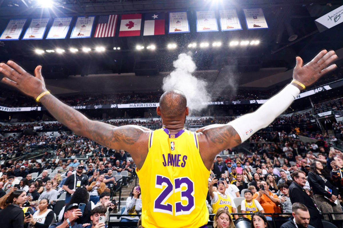Hoje não é um dia qualquer, hoje LeBron James faz a estreia na sua 23ª temporada.