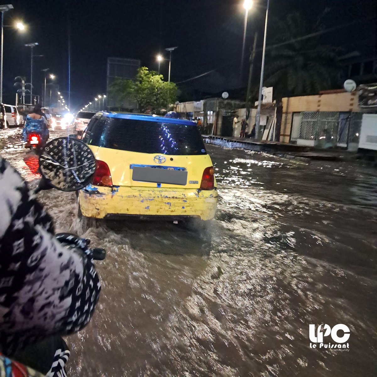 #CONSTAT 🚨 #URGENT | Kinshasa sous pression ! 
Le prix du transport a triplé après les fortes pluies de ce soir, laissant les Kinois(es) coincé(es) aux arrêts de bus. Les usagers dénoncent l'abus des chauffeurs et l'état désastreux des routes, rendues impraticables. 
 #Kinshasa