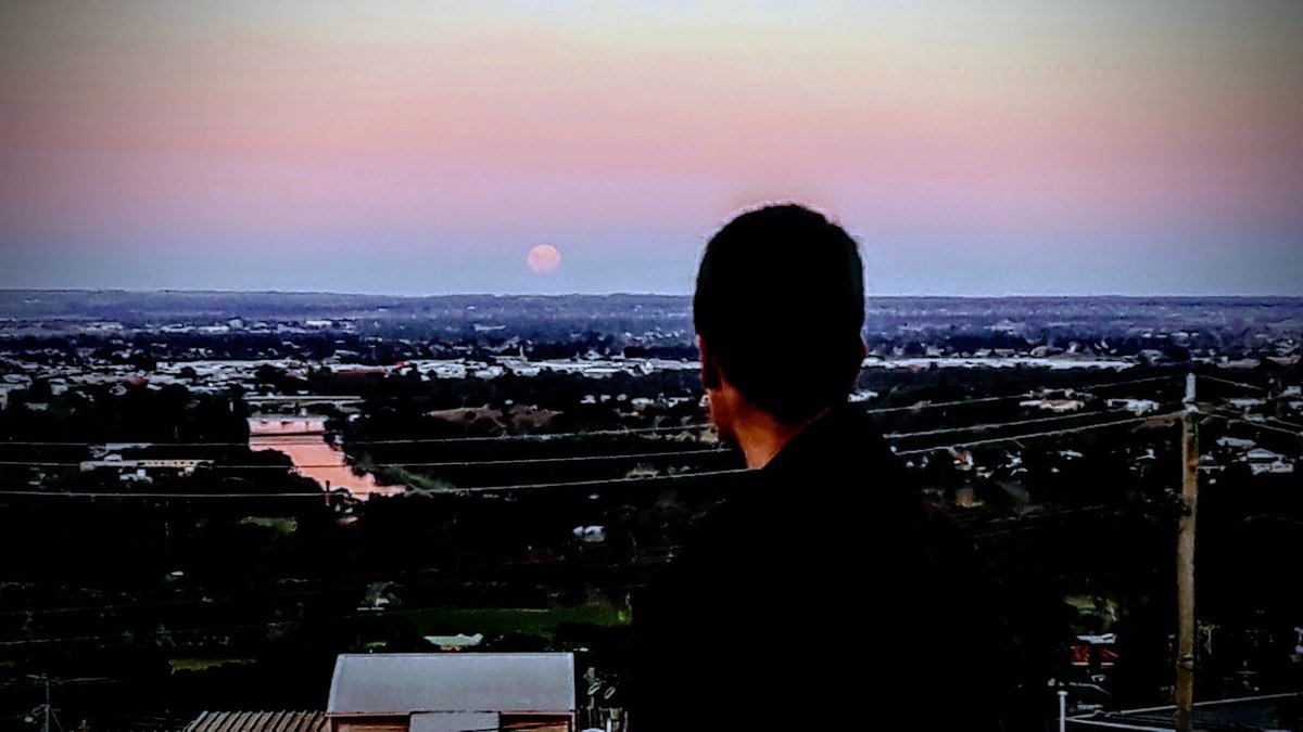 James_Hawke1's tweet photo. it does not rise 'up' around a curved earth
it 𝙚𝙢𝙚𝙧𝙜𝙚𝙨 quietly from the haze
of thousands of miles distance
across the level plane of existence. https://t.co/bfwFCRCINM