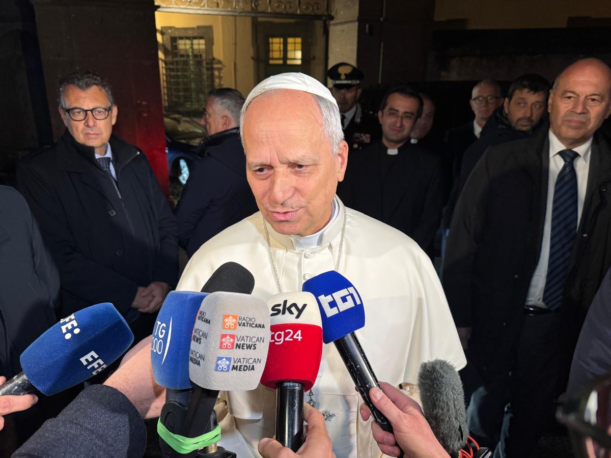 vaticannews_es's tweet photo. El Papa León XIV comparte a los periodistas en Castel Gandolfo, su deseo de viajar a América Latina. Y su preocupación por Ucrania: «Hay que insistir en la paz y el diálogo». Sobre las medidas en EE. UU. contra  migrantes: «tratar a las personas con humanidad y dignidad» https://t.co/SpOQhCy8j7