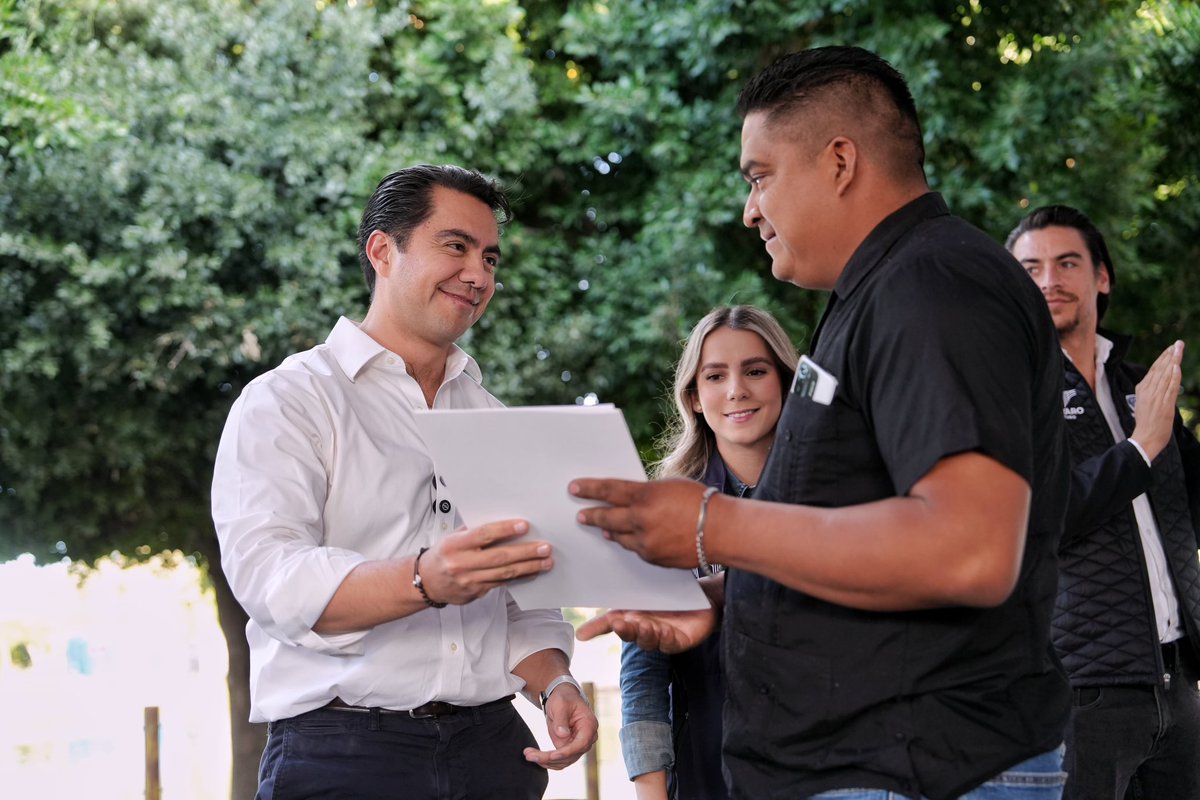 Entregamos más de 150 escrituras que hoy dan certeza y tranquilidad a las familias sobre su patrimonio, pero que también las impulsan a alcanzar sus sueños y dignificar su calidad de vida.

Somos un gobierno que resuelve, da resultados inmediatos y trabaja todos los días para