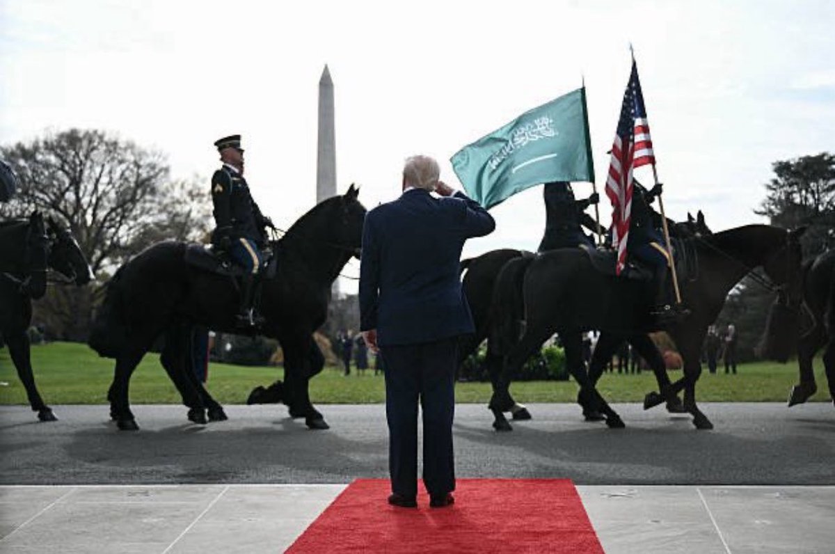 I8Rema's tweet image. شبيه المعزي 
ادامك الله لنا 
الله عزك و الله عزنا فيك 🇸🇦🤍 #محمد_بن_سلمان_في_واشنطن