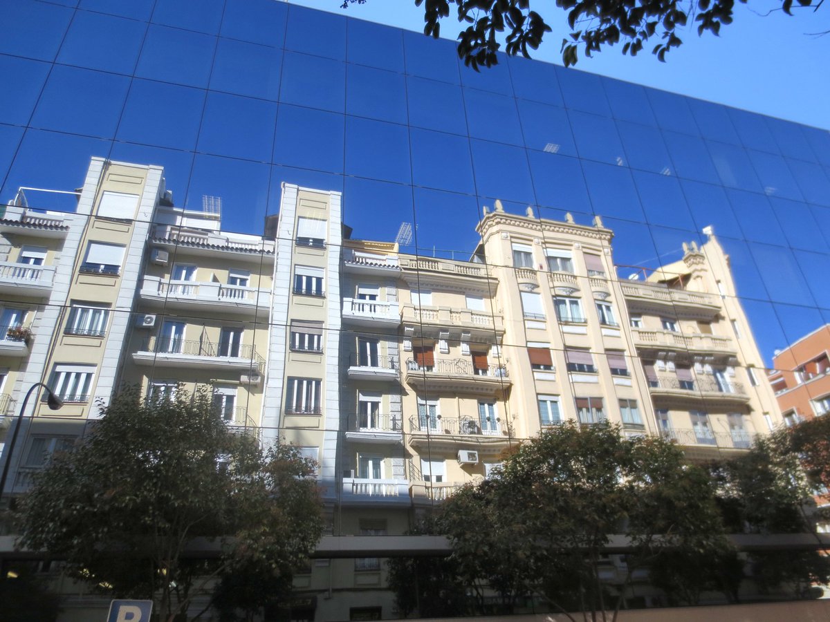 Edificios de viviendas en Don Ramón de la Cruz 91 y 93 reflejados en el edificio de oficinas de la acera de enfrente en la misma calle. Foto mía de marzo 2014.