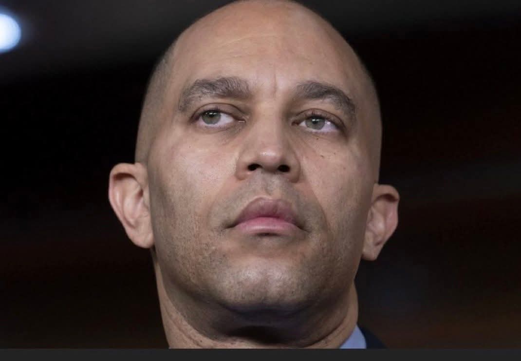 rudolfhenryk5's tweet image. 🚨 BREAKING: 💥 Reports circulating today allege that Hakeem Jeffries attended a 2013 dinner where Jeffrey Epstein was present — years after Epstein’s conviction for soliciting a minor. If true, this raises major questions about why a top Democrat leader would have any…