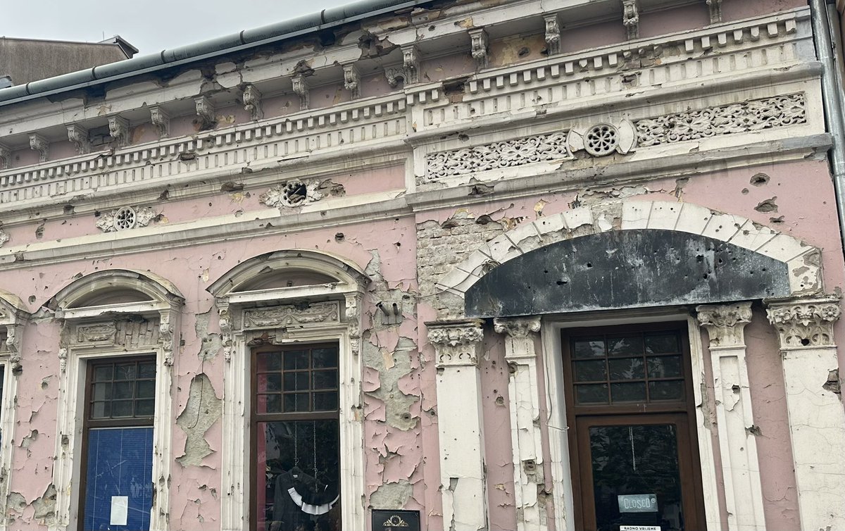 Honoring today the defenders and civilians of #Vukovar and the victims of the homeland war. Their courage, suffering and determination remind us of our responsibilities and why striving for justice, peace, compassion and reconciliation must guide our future. 🕯️🙏