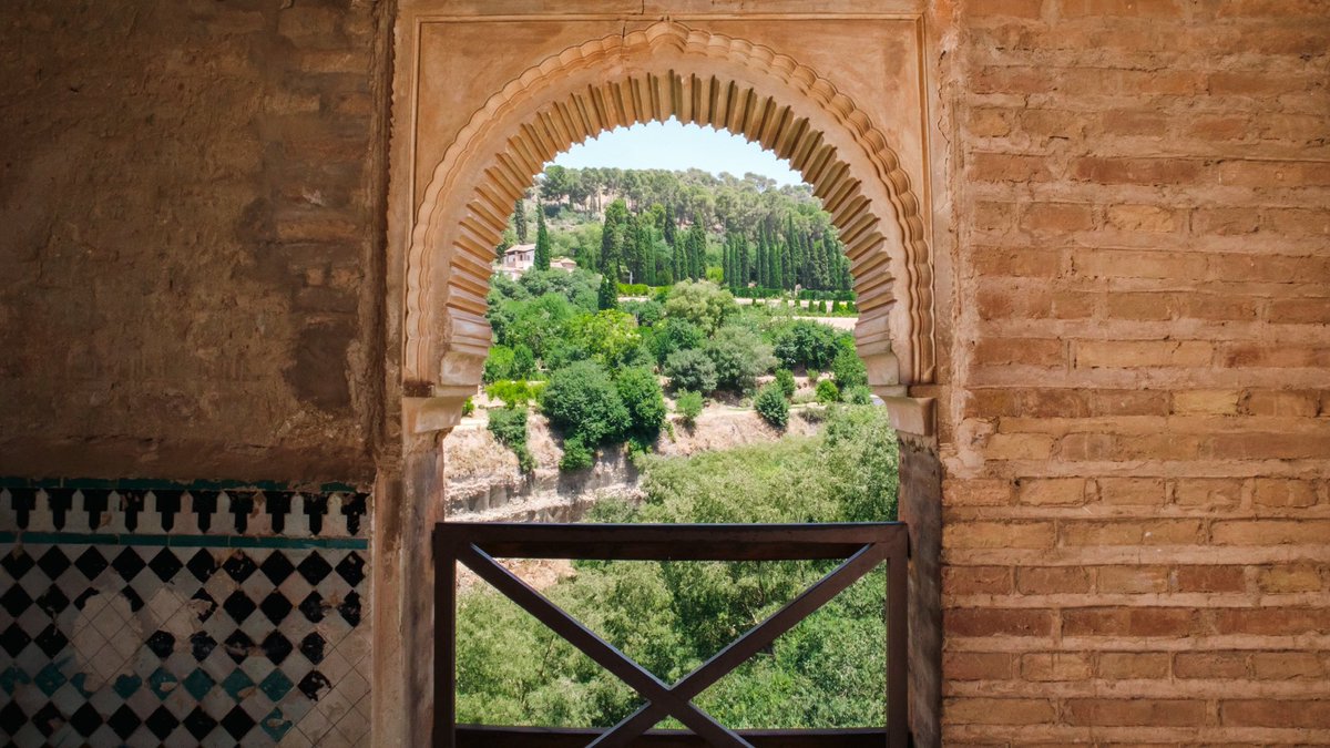 akr_tkn's tweet image. Windows that make me stop walking [Alhambra]
