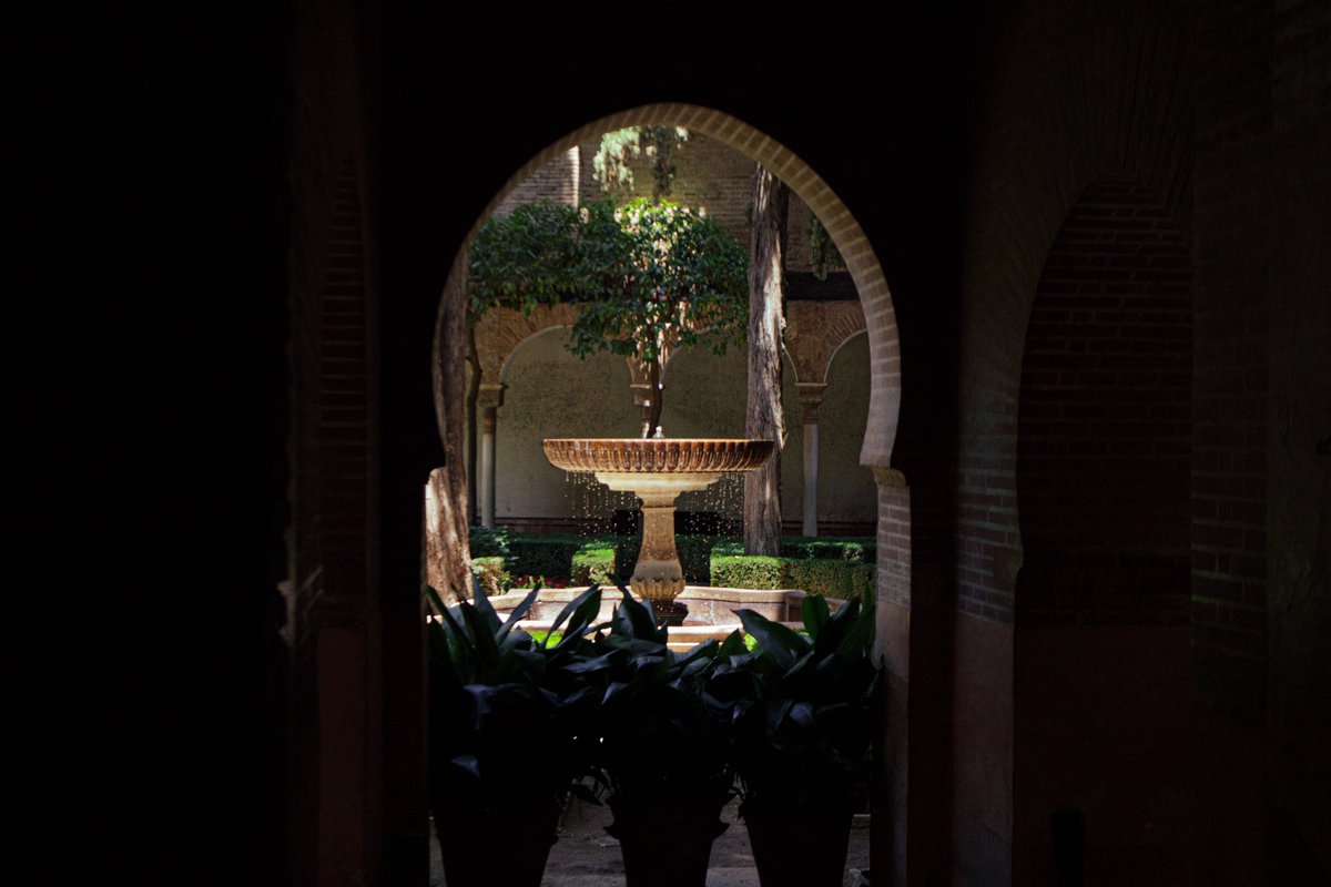 akr_tkn's tweet image. Windows that make me stop walking [Alhambra]