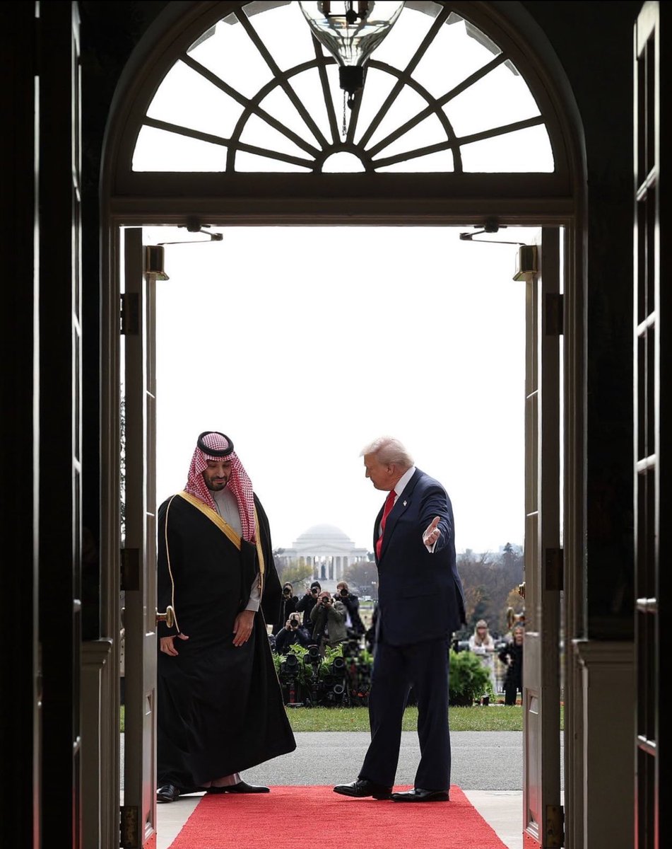 لك يفرشون الحمْر ماطى وسجّاد
وتقلط على الأمجاد كنها محلّك..

💚💚💚